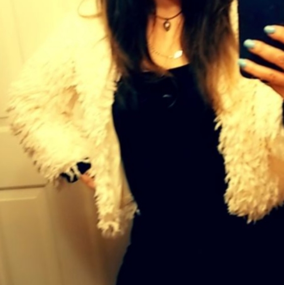 Beautiful feathery sweater - Picture 5 of 6